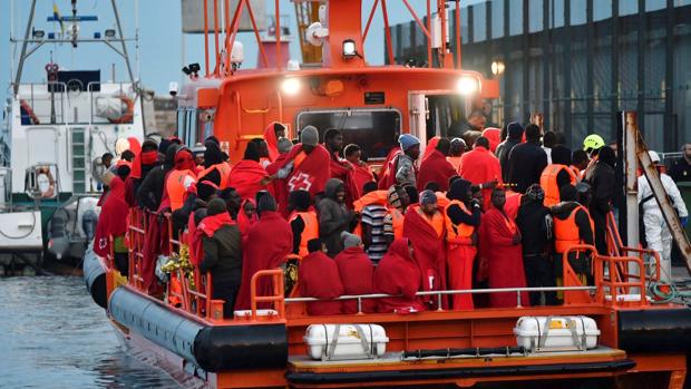 Traslado a Motril de parte de los inmigrantes interceptados el jueves