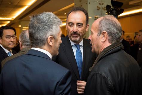 El juez Manuel Marchena saludando a Grande-Marlaska y el socialista Juan Carlos Campo