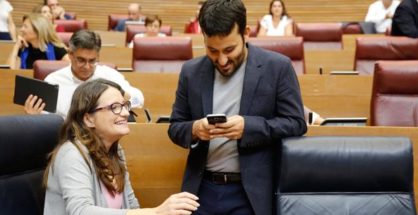 Vicent Marzà, conseller de Edución, y Mónica Oltra, en las Cortes Valencianas