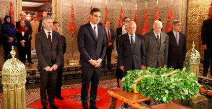 Pedro Sánchez y Fernando Grande-Marlaska visitan el mausoleo de Mohamed V durante su viaje oficial a Marruecos