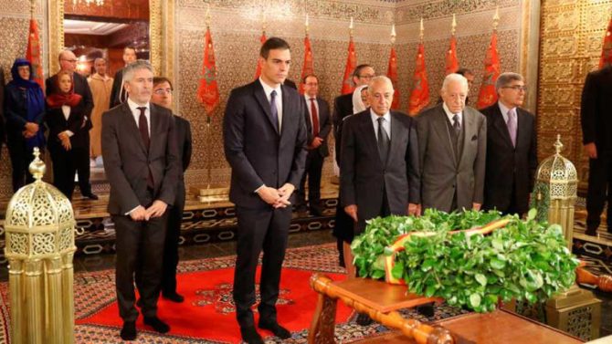 Pedro Sánchez y Fernando Grande-Marlaska visitan el mausoleo de Mohamed V durante su viaje oficial a Marruecos