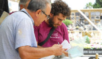 Miquel Mezquida (d) durante los trabajos realizados en el cementerio de Paterna