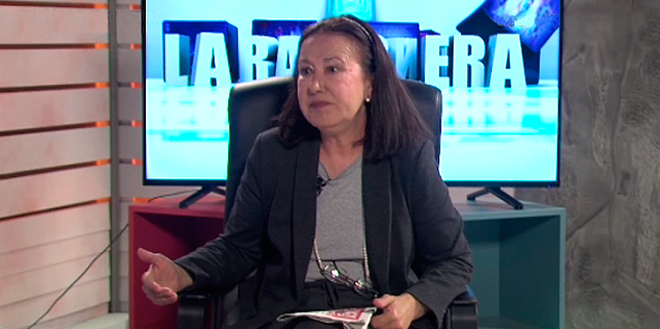 Nuria de Madariaga, en el centro, con oficiales del Ejército en Ceuta.