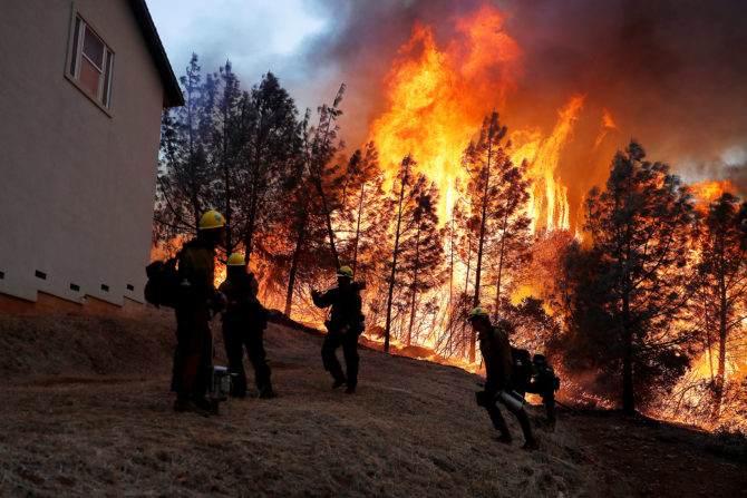 Bomberos luchan contra las llamas en Camp Fire en Paradise, California