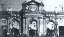 La puerta de Alcalá de Madrid con el retrato de Stalin durante la II República