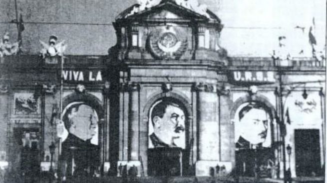 La puerta de Alcalá de Madrid con el retrato de Stalin durante la II República