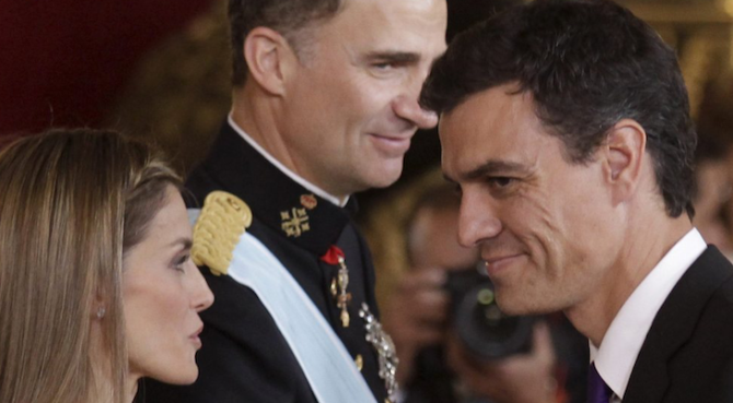 Felipe VI observa de reojo a Pedro Sánchez saludado por la reina Letizia.