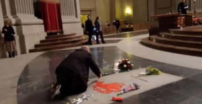 Enrique Tenreiro, durante la profamación de la tumba de Franco.