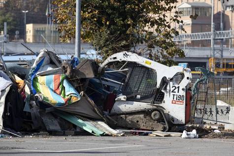 Una máquina excavadora derriba una tienda durante el desalojo del campo de refugiados de Baobab