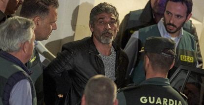 Bernardo Montoya sale esposado para su ingreso en prisión.