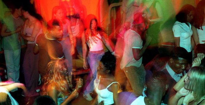 Jóvenes bailan en la pista de una discoteca after hours de Madrid (El País)
