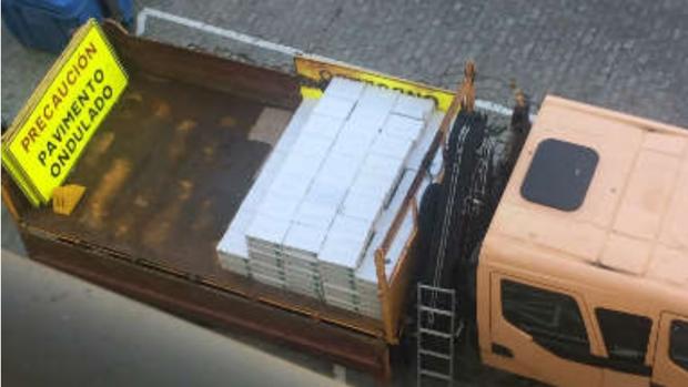 Imagen del camión cargado de documentos de la Junta de Andalucía. - COPE CÁDIZ