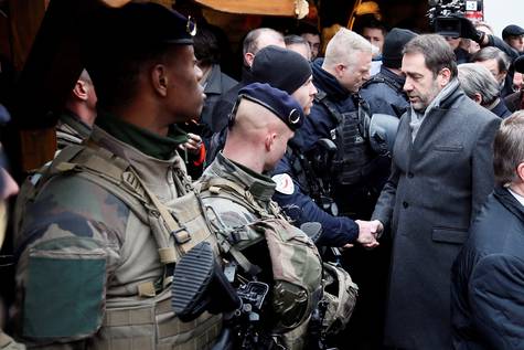 El ministro francés de Exterior, Christophe Castaner visita el mercado de Estrasburgo en su reapertura