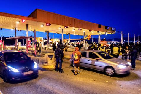 Los CDR, cortando la autopista AP-7