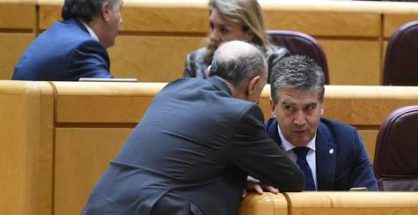 El portavoz del PP en el Senado, Ignacio Cosidó conversa con un compañero.