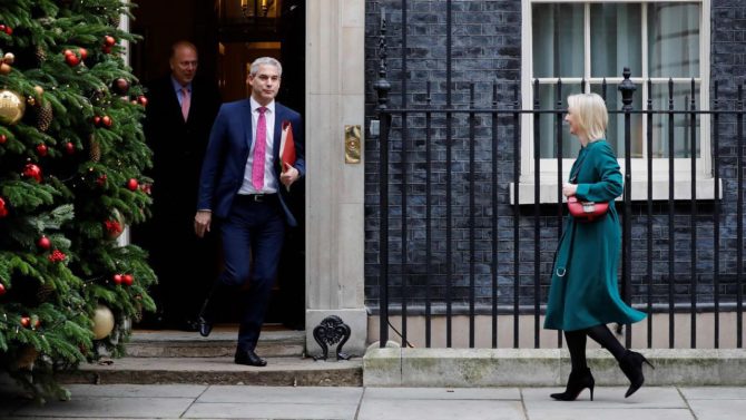 Los ministros del Gobierno desfilaron durante todo el día por el 10 de Downing Street 