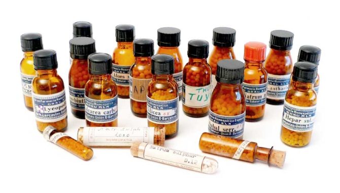 Frascos con medicamentos homeopáticos