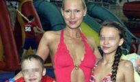 Irina Gladkikh junto a sus dos hijos. - Eastwest news