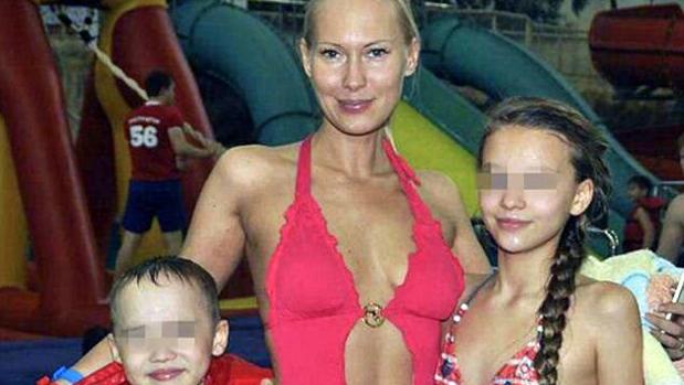 Irina Gladkikh junto a sus dos hijos. - Eastwest news