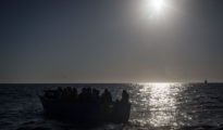 En la imagen, tomada en las inmediaciones de Lampedusa, Italia, inmigrantes a bordo de una patera aguardan a ser recogidos por el buque de salvamento Phoenix el 10 de junio de 2017.