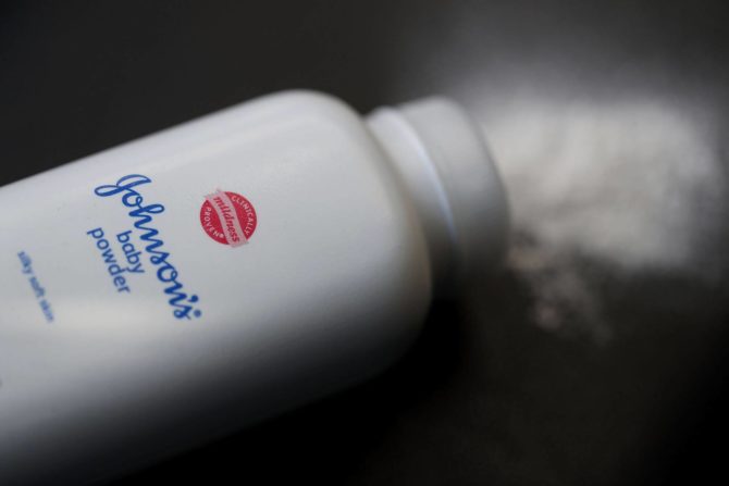 Un envase de Johnson's baby powder fabricado por Johnson and Johnson.