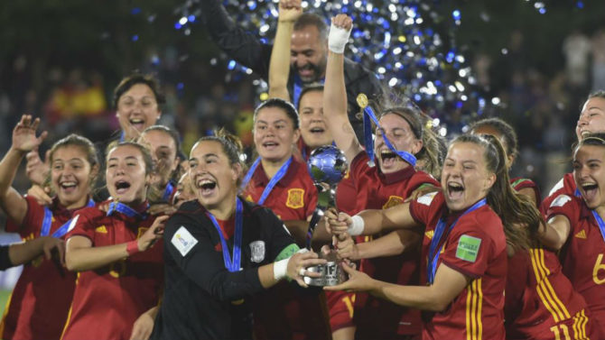Las jugadoras de España levantan la copa de campeonas del mundo.