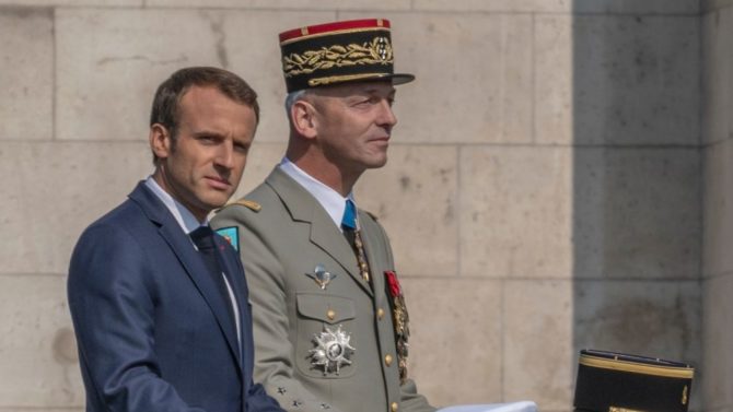 Emmanuel Macron y el general Antoine Martínez.