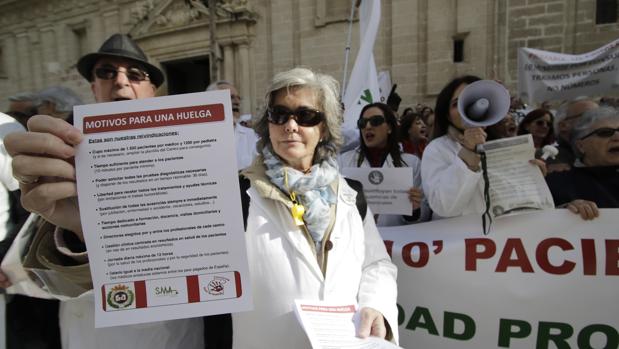 Protesta de médicos en Sevilla reclamando mejoras asistenciales y laborales 