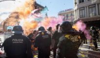 Los Mossos d'Esquadra cargan en Barcelona contra independentistas que pretendían llegar a la sede de la Jefatura Superior de Policía