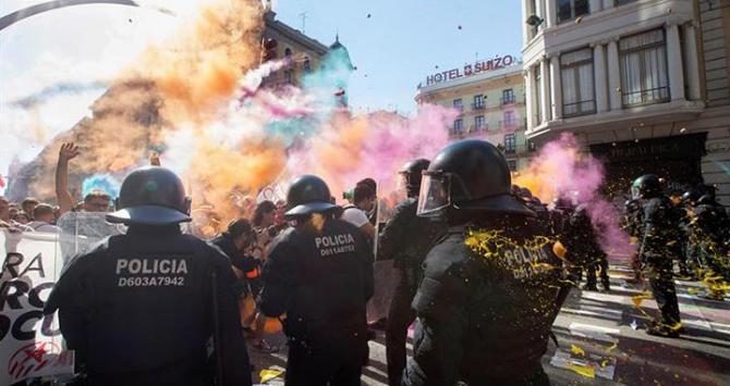 Los Mossos d'Esquadra cargan en Barcelona contra independentistas que pretendían llegar a la sede de la Jefatura Superior de Policía