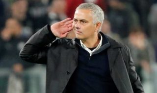 Gesto de provocación de Mourinho tras la victoria del Manchester United contra la Juventus.
