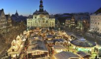 Las luces y adornosnavideños decoran el edificio del ayuntamiento en Lueneburg(Alemania)