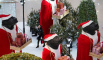 Una mujer en un centro comercial decorado con motivos navideños en Pekín, China, el 12 de diciembre de 2017 (RT)