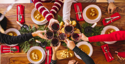 Consomé, gambas, pavo y ternasco son algunos de los platos que no faltan en las casas de los españoles.