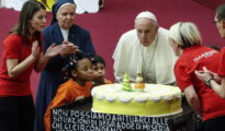 El domingo el Papa sopló las velas de una gran tarta regalo de los pequeños del dispensario 'Santa Marta' del Vaticano