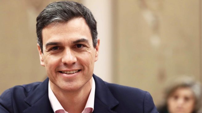 ¿Podría Pedro Sánchez dar un permiso de residencia a todos los inmigrantes irregulares en España?