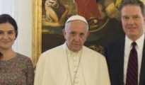 El papa Francisco, junto a los dos portavoces que han dimitido/ Vaticano