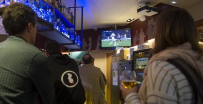 Retransmisión de un partido de fútbol en un establecimiento