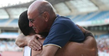 Millán abraza a un atleta.