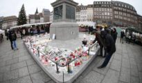 Flores, velas y mensajes cerca del lugar del atentado de Estrasburgo