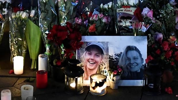 Varias personas encienden velas durante una vigilia en honor a las dos turistas escandinavas asesinadas el pasado 17 de diciembre en Marruecos