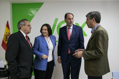 Vidal-Quadras (segundo por la derecha), en 2014 en Zaragoza, durante la campaña de las europeas