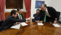 Representantes del PP y de Vox sellan el acuerdo para el cambio de gobierno en Andalucía (Okdiario)