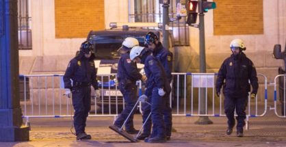 Agentes de la Policía evalúan la Puerta del Sol antes de las campanadas