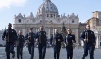 El Vaticano lanza un equipo de 60 atletas de élite con curas, monjas y guardias suizos