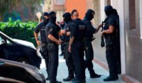 Agentes de los mossos están realizando varios registros, uno de ellos en Ciutat Vella / Archivo