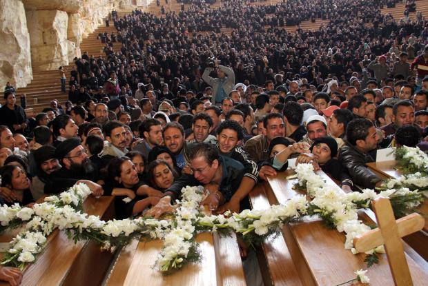 Egipcios coptos lamentan la muerte de cristianos. 