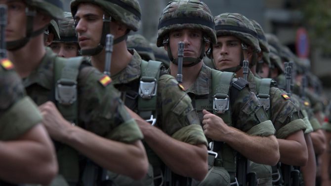 Militares españoles desfilan el 12 de octubre en Madrid.