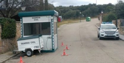 La garita de seguridad de la Guardia Civil junto al chalé de Pablo Iglesias en Galapagar (El Mundo)