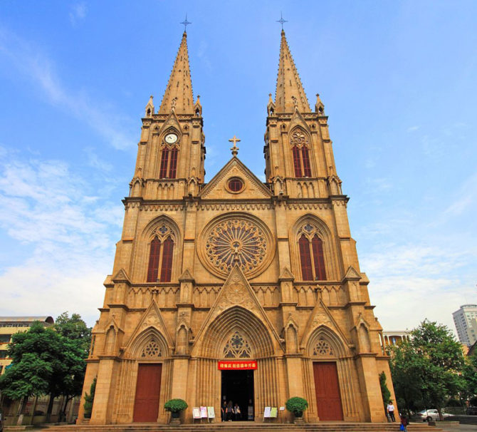 Con el reciente acuerdo firmado entre el Vaticano y el régimen chino, el papa Francisco ha rendido parcialmente el control de la Iglesia católica china al Partido Comunista de China. En la imagen, la catedral del Sagrado Corazón de Guangzhú.